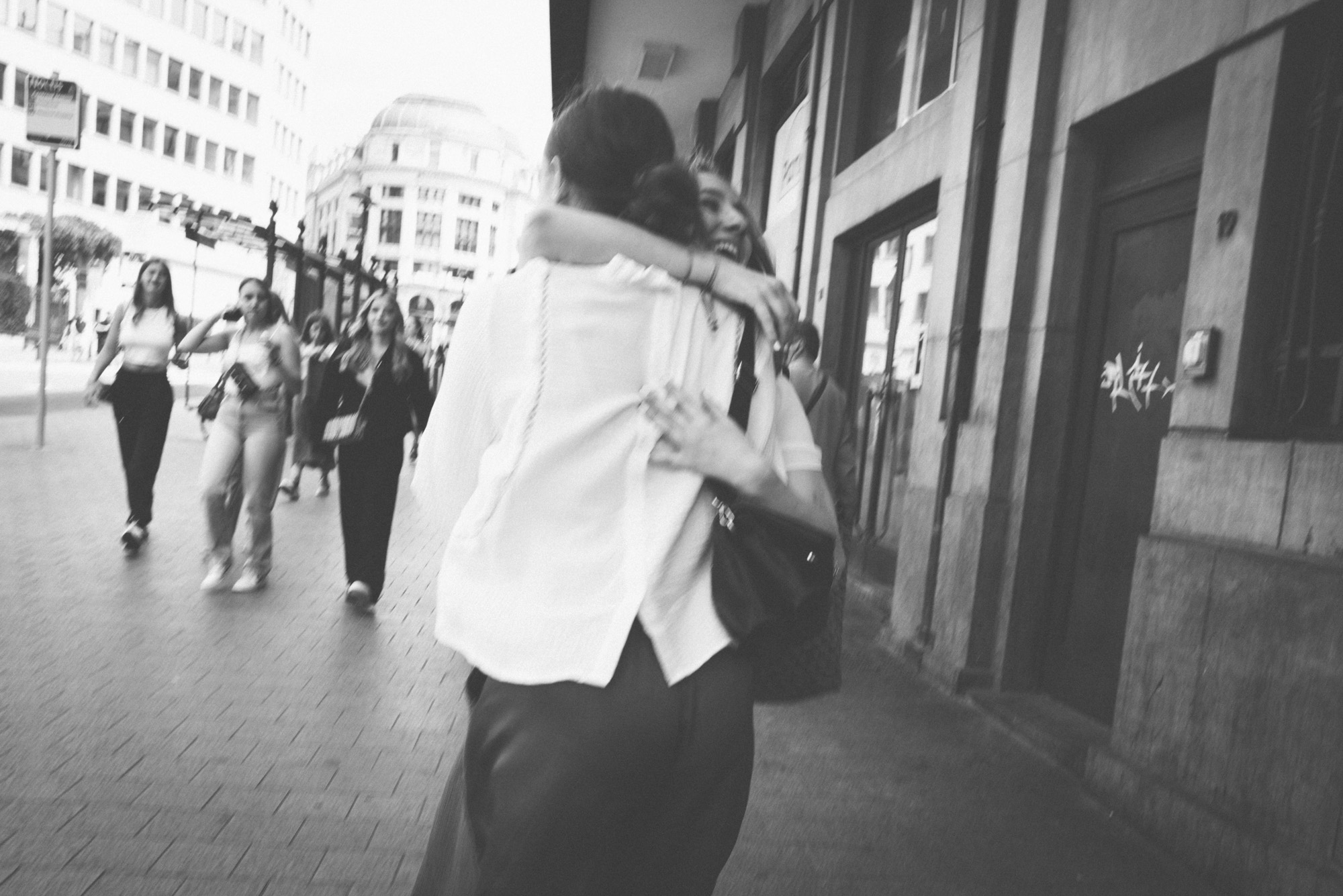 Deux amies qui se retrouvent dans la rue, photo de Nicolas Croce